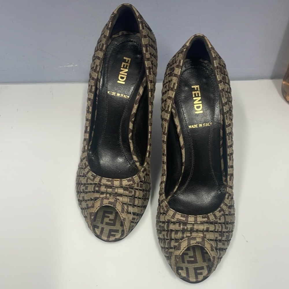 FENDI Women's Black and Tan Pumps. Size 5 - Picture 1 of 11